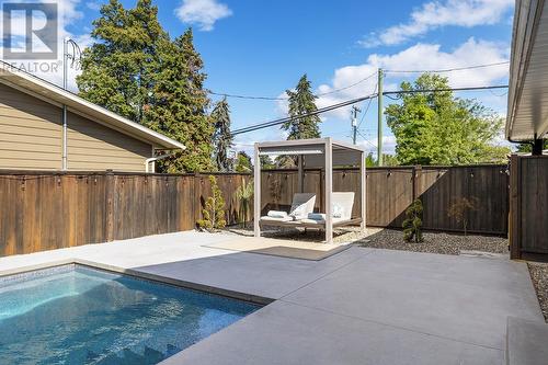 475 - 479 Eldorado Road, Kelowna, BC - Outdoor With In Ground Pool