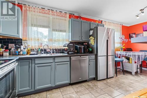 34 Palmer Place, Saskatoon, SK - Indoor Photo Showing Kitchen With Double Sink