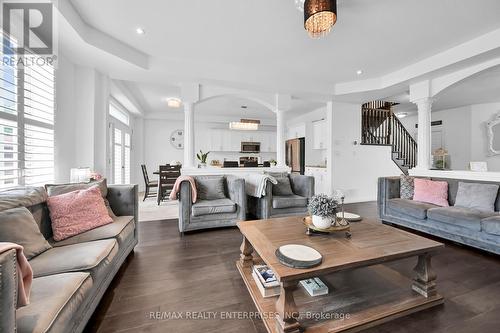 130 Chartwell Circle, Hamilton, ON - Indoor Photo Showing Living Room