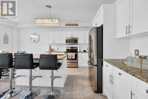 130 Chartwell Circle, Hamilton, ON - Indoor Photo Showing Kitchen With Upgraded Kitchen