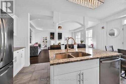 130 Chartwell Circle, Hamilton, ON - Indoor Photo Showing Kitchen With Double Sink With Upgraded Kitchen