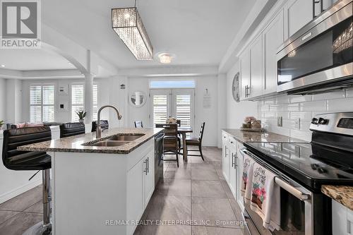 130 Chartwell Circle, Hamilton, ON - Indoor Photo Showing Kitchen With Double Sink With Upgraded Kitchen