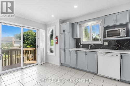 19 Driftwood Place, Hamilton, ON - Indoor Photo Showing Kitchen