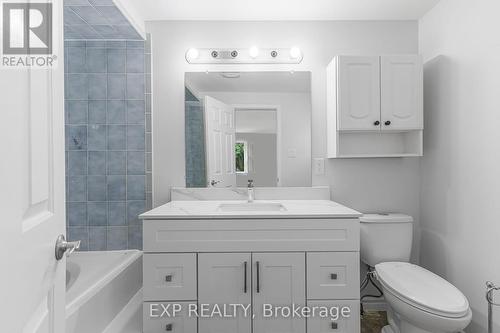 19 Driftwood Place, Hamilton, ON - Indoor Photo Showing Bathroom