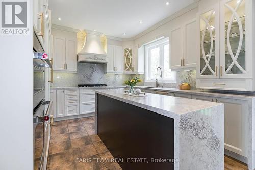 166 Tower Hill Road, Richmond Hill, ON - Indoor Photo Showing Kitchen With Upgraded Kitchen