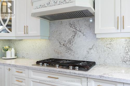 166 Tower Hill Road, Richmond Hill, ON - Indoor Photo Showing Kitchen