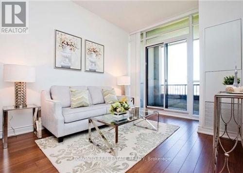 907 - 38 Cedarland Drive, Markham (Unionville), ON - Indoor Photo Showing Living Room