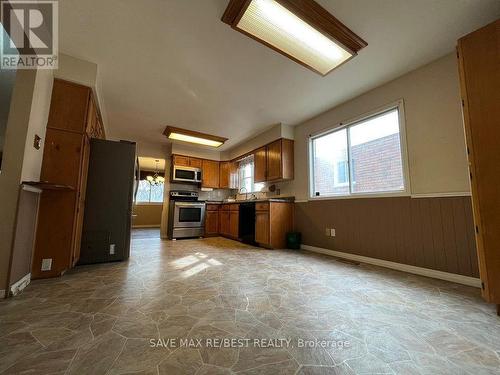 92 Lillian Crescent, Barrie, ON - Indoor Photo Showing Kitchen