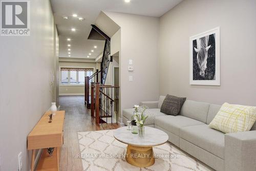 4099 Maitland Street, Lincoln, ON - Indoor Photo Showing Living Room