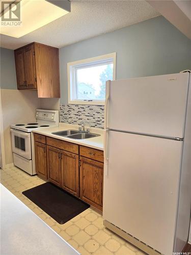 422 Mckenzie Street, Outlook, SK - Indoor Photo Showing Kitchen With Double Sink