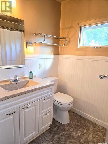 422 Mckenzie Street, Outlook, SK - Indoor Photo Showing Bathroom