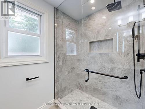 585 Roselawn Avenue, Oshawa (Northwood), ON - Indoor Photo Showing Bathroom