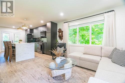 2387 Highway 11 North, Oro-Medonte, ON - Indoor Photo Showing Living Room