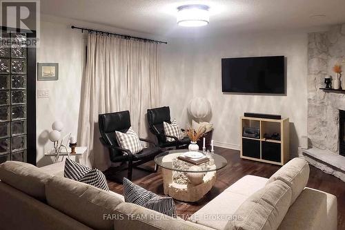 2387 Highway 11 North, Oro-Medonte, ON - Indoor Photo Showing Living Room