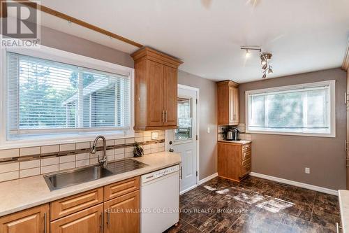 9 Beechcroft Circle, Barrie, ON - Indoor Photo Showing Kitchen