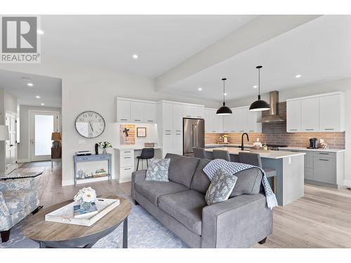 3308 Aspen Lane, Kelowna, BC - Indoor Photo Showing Living Room