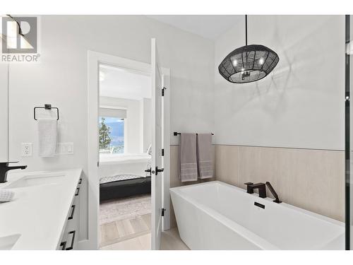 3308 Aspen Lane, Kelowna, BC - Indoor Photo Showing Bathroom