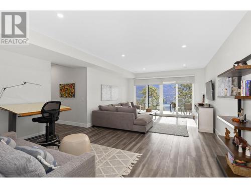 3308 Aspen Lane, Kelowna, BC - Indoor Photo Showing Living Room