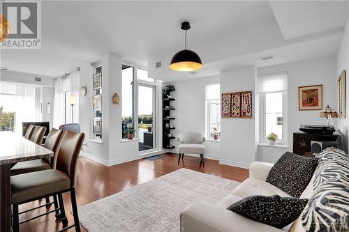 Dining space used as a secondary sitting area - 575 Byron Avenue Unit#413, Ottawa, ON - Indoor Photo Showing Living Room