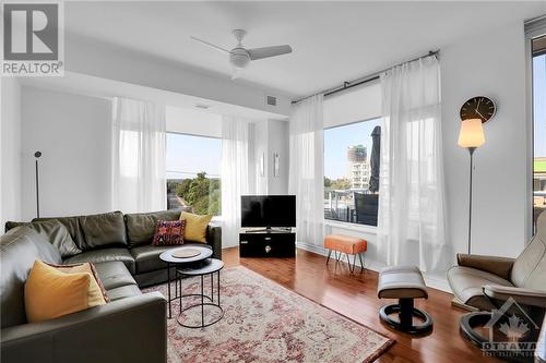 Spacious living area - 575 Byron Avenue Unit#413, Ottawa, ON - Indoor Photo Showing Living Room