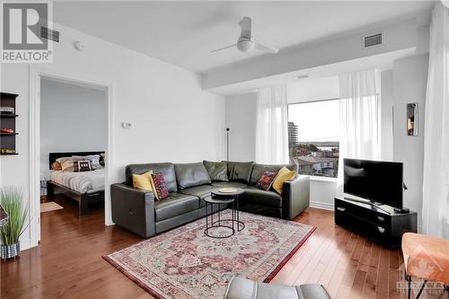 Pristine condition with versatile colour palette - 575 Byron Avenue Unit#413, Ottawa, ON - Indoor Photo Showing Living Room