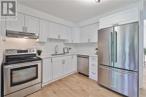 44 Killarney Court, Brampton (Heart Lake East), ON - Indoor Photo Showing Kitchen With Upgraded Kitchen