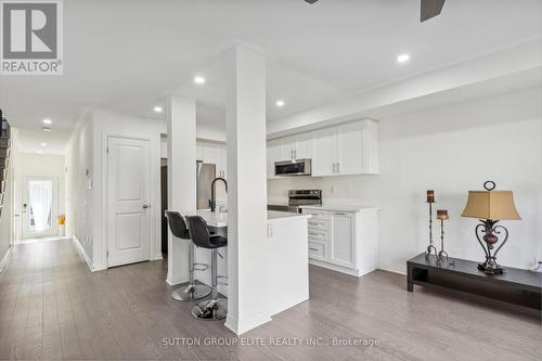 65 - 31 Caspian Square, Clarington (Bowmanville), ON - Indoor Photo Showing Kitchen