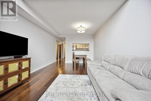 401 - 800 Sheppard Avenue W, Toronto (Bathurst Manor), ON - Indoor Photo Showing Living Room