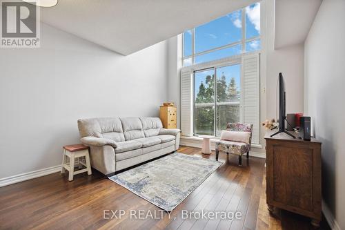 401 - 800 Sheppard Avenue W, Toronto (Bathurst Manor), ON - Indoor Photo Showing Living Room