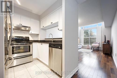 401 - 800 Sheppard Avenue W, Toronto (Bathurst Manor), ON - Indoor Photo Showing Kitchen With Stainless Steel Kitchen