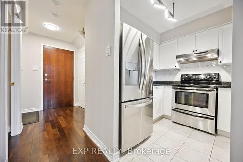 401 - 800 Sheppard Avenue W, Toronto (Bathurst Manor), ON - Indoor Photo Showing Kitchen With Stainless Steel Kitchen