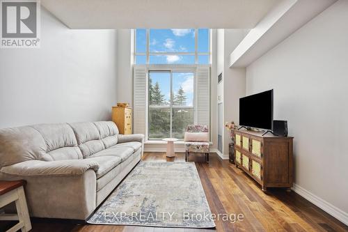 401 - 800 Sheppard Avenue W, Toronto (Bathurst Manor), ON - Indoor Photo Showing Living Room