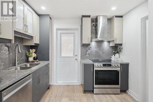 28 Willowmount Drive, Toronto (Clairlea-Birchmount), ON - Indoor Photo Showing Kitchen With Stainless Steel Kitchen With Double Sink With Upgraded Kitchen