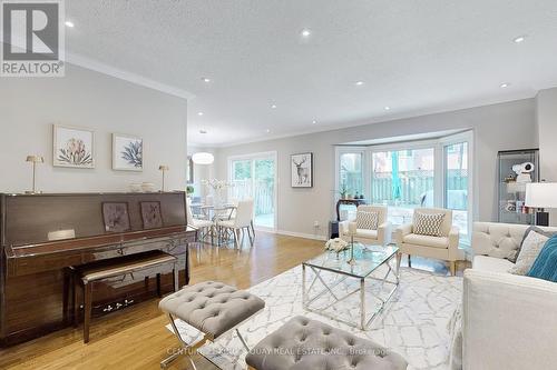 26 Woodman'S Chart, Markham (Unionville), ON - Indoor Photo Showing Living Room