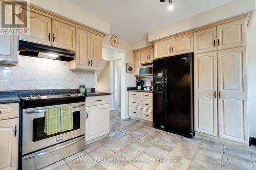 16 Suncrest Court, Cambridge, ON - Indoor Photo Showing Kitchen