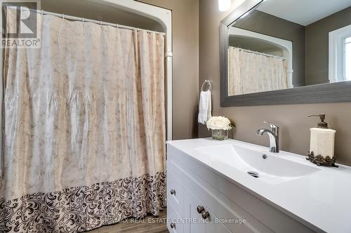 16 Suncrest Court, Cambridge, ON - Indoor Photo Showing Bathroom