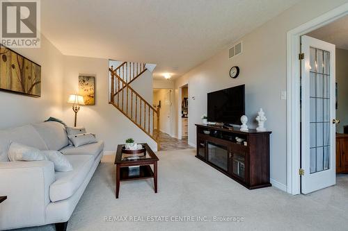 16 Suncrest Court, Cambridge, ON - Indoor Photo Showing Living Room