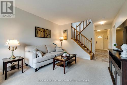 16 Suncrest Court, Cambridge, ON - Indoor Photo Showing Living Room