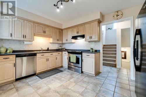 16 Suncrest Court, Cambridge, ON - Indoor Photo Showing Kitchen