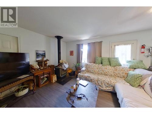 5404 Sunnybrae Canoe Pt Road Unit# 1, Tappen, BC - Indoor Photo Showing Living Room