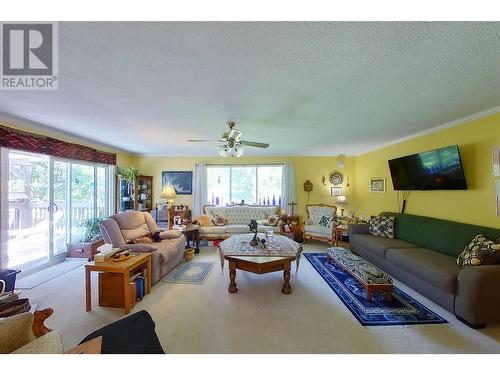 5404 Sunnybrae Canoe Pt Road Unit# 1, Tappen, BC - Indoor Photo Showing Living Room