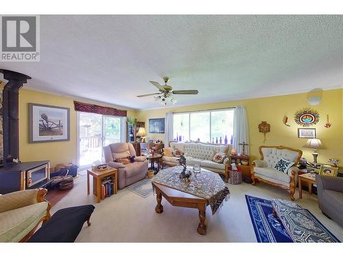 5404 Sunnybrae Canoe Pt Road Unit# 1, Tappen, BC - Indoor Photo Showing Living Room