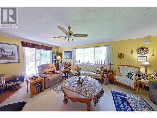 5404 Sunnybrae Canoe Pt Road Unit# 1, Tappen, BC - Indoor Photo Showing Living Room