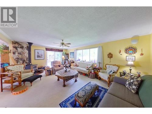 5404 Sunnybrae Canoe Pt Road Unit# 1, Tappen, BC - Indoor Photo Showing Living Room