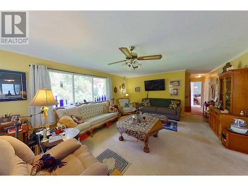 5404 Sunnybrae Canoe Pt Road Unit# 1, Tappen, BC - Indoor Photo Showing Living Room