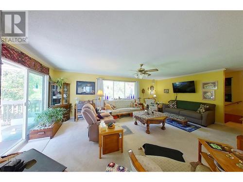 5404 Sunnybrae Canoe Pt Road Unit# 1, Tappen, BC - Indoor Photo Showing Living Room