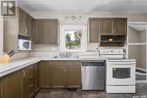 89 27Th Street E, Prince Albert, SK - Indoor Photo Showing Kitchen With Double Sink