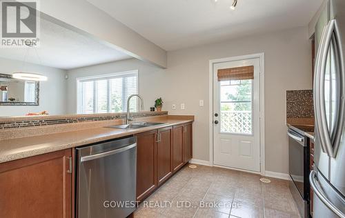 207 Schreyer Crescent, Milton (Harrison), ON - Indoor Photo Showing Kitchen With Double Sink