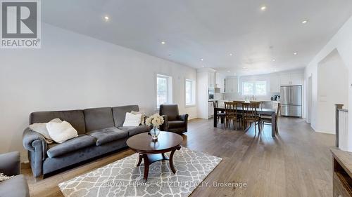 14635 Woodbine Avenue, Whitchurch-Stouffville (Stouffville), ON - Indoor Photo Showing Living Room