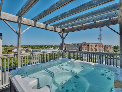 Hot tub - 301-119 Rue Turgeon, Sainte-Thérèse, QC - Outdoor With View